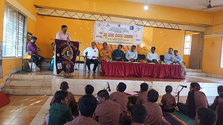 ಸಿದ್ದಾಪುರದ ಹಾಳದಕಟ್ಟಾ ಅಂಧ ಮಕ್ಕಳ ಶಾಲಾ ಸಭಾಂಗಣದಲ್ಲಿ ನಡೆದ ವಿಶಿಷ್ಟಚೇತನರ ದಿನಾಚರಣೆ ಕಾರ್ಯಕ್ರಮದಲ್ಲಿ ತಹಶೀಲ್ದಾರ್‌ ಎಂ.ಆರ್. ಕುಲಕರ್ಣಿ ಮಾತನಾಡಿದರು