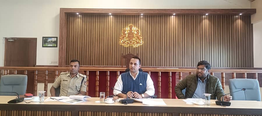 ಮಡಿಕೇರಿಯಲ್ಲಿ ಗುರುವಾರ ನಡೆದ ಕೊಡಗು ಜಿಲ್ಲಾ ರಸ್ತೆ ಸುರಕ್ಷತಾ ಸಮಿತಿ ಸಭೆಯಲ್ಲಿ ಜಿಲ್ಲಾ ಪೊಲೀಸ್ ವರಿಷ್ಠಾಧಿಕಾರಿ ಕೆ.ರಾಮರಾಜನ್, ಜಿಲ್ಲಾಧಿಕಾರಿ ವೆಂಕಟ್ ರಾಜಾ, ಉಪ ಅರಣ್ಯ ಸಂರಕ್ಷಣಾಧಿಕಾರಿ ಅಭಿಷೇಕ್ ಭಾಗವಹಿಸಿದ್ದರು