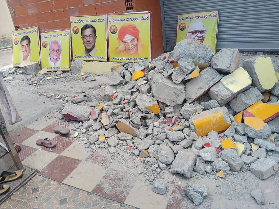 ಕನ್ನಡದ ಕಟ್ಟೆ ಧ್ವಂಸ ಮಾಡಿರುವ ಸ್ಥಳದಲ್ಲಿ ಬಿದ್ದಿರುವ ಅವಶೇಷಗಳು