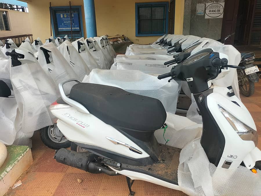 ಚಿಕ್ಕಬಳ್ಳಾಪುರ ಜಿಲ್ಲಾ ಕ್ರೀಡಾಂಗಣದ ಒಳಾಂಗಣ ಕ್ರೀಡಾಂಗಣದ ಬಳಿ ನಿಲುಗಡೆ ಆಗಿರುವ ವಾಹನಗಳು