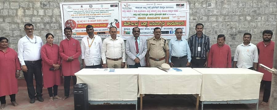 ವಿಶ್ವ ಏಡ್ಸ್ ದಿನಾಚರಣೆ ಅಂಗವಾಗಿ ನಗರದ ಜಿಲ್ಲಾ ಕಾರಾಗೃಹದಲ್ಲಿರುವ ವಿಚಾರಣಾಧೀನ ಕೈದಿ ಹಾಗೂ ಸಿಬ್ಬಂದಿಗೆ ಹೆಚ್.ಐವಿ ಹಾಗೂ ಏಡ್ಸ್ ಕುರಿತು ಜಾಗೃತಿ, ಅರಿವು ಕಾರ್ಯಕ್ರಮ ನಡೆಯಿತು