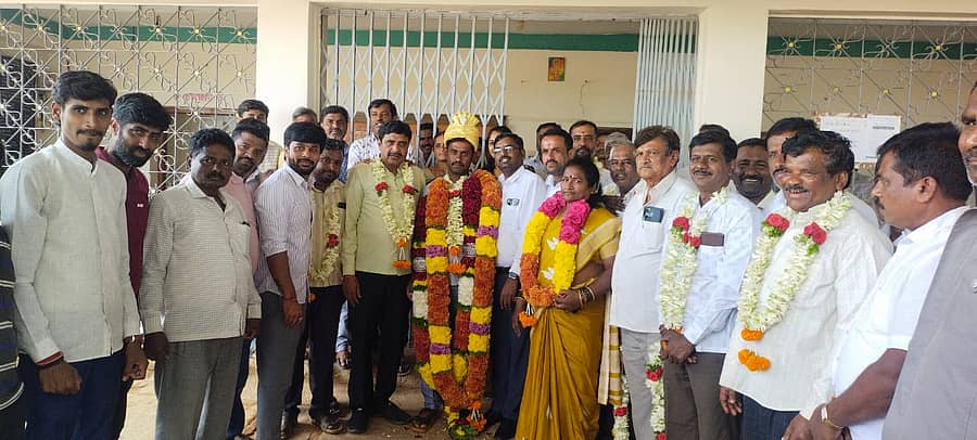 ವಿಜಯಪುರ ಪಟ್ಟಣದ ಸಮೀಪದ ಯಲಿಯೂರು ಹಾಲು ಉತ್ಪಾದಕರ ಸಹಕಾರ ಸಂಘಕ್ಕೆ ಅವಿರೋಧವಾಗಿ ಆಯ್ಕೆ