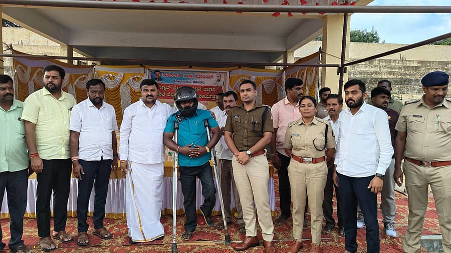 ಮುಳಬಾಗಿಲು ನಗರದ ನೇತಾಜಿ ಕ್ರೀಡಾಂಗಣದಲ್ಲಿ ಶಾಸಕ ಸಮೃದ್ಧಿ ಮಂಜುನಾಥ್ ಹಾಗೂ ಜಿಲ್ಲಾ ಪೊಲೀಸ್ ವರಿಷ್ಠಾಧಿಕಾರಿ ನಿಖಿಲ್.ಬಿ ಅವರು ದ್ವಿಚಕ್ರ ವಾಹನ ಸವಾರರಿಗೆ ಉಚಿತ ಹೆಲ್ಮೆಟ್ ವಿತರಿಸಿದರು