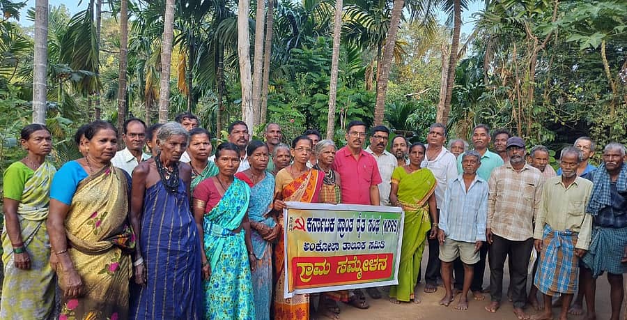 ಅಂಕೋಲಾ ತಾಲ್ಲೂಕಿನ ಬಾಳೆಗುಳಿಯಲ್ಲಿ ಪ್ರಾಂತ ರೈತ ಸಂಘದ ತಾಲ್ಲೂಕು ಸಮಿತಿ ವತಿಯಿಂದ ಗುರುವಾರ ಗ್ರಾಮ ಸಮ್ಮೇಳನ ನಡೆಸಲಾಯಿತು 