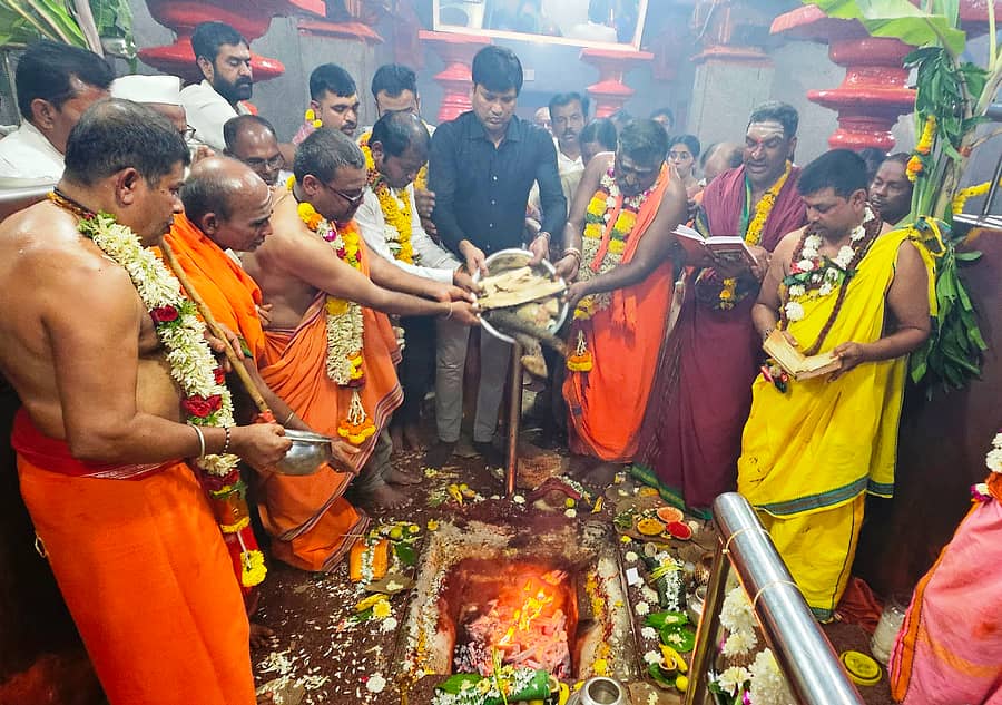 ಉಗರಗೋಳ ಸಮೀಪದ ಯಲ್ಲಮ್ಮನಗುಡ್ಡದ ಯಲ್ಲಮ್ಮ ದೇವಿ ದೇವಸ್ಥಾನದಲ್ಲಿ ಗುರುವಾರ ವಿವಿಧ ಧಾರ್ಮಿಕ ಆಚರಣೆ ನೆರವೇರಿದವು