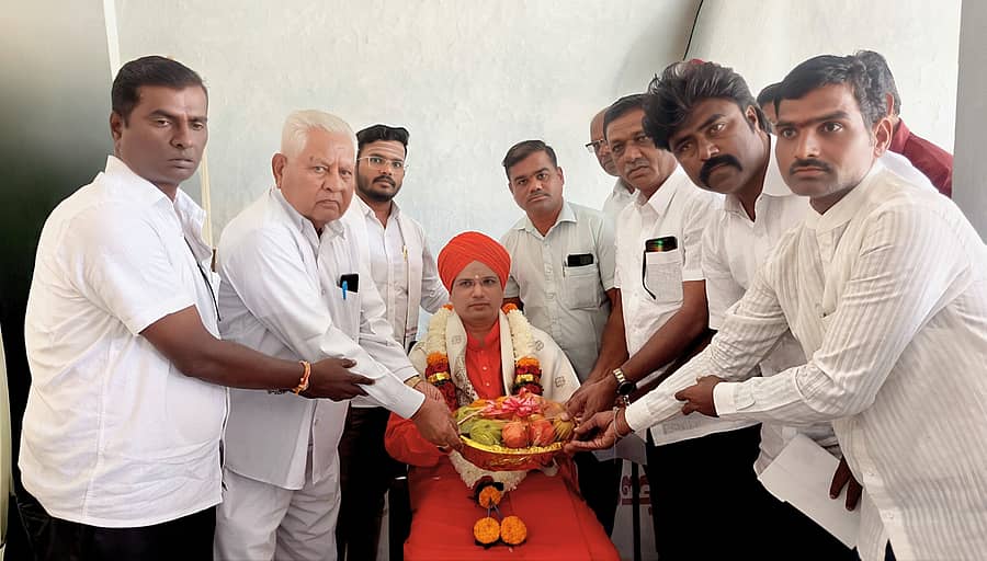 ಕೊಪ್ಪಳದ ಭಾಗ್ಯನಗರದಲ್ಲಿ ಮಂಗಳವಾರ ನಿಜಶರಣ ಅಂಬಿಗರ ಚೌಡಯ್ಯನವರ ಗುರುಪೀಠದ ಶಾಂತಭೀಷ್ಮ ಚೌಡಯ್ಯ ಸ್ವಾಮಿ ಅವರನ್ನು ಸನ್ಮಾನಿಸಿದರು