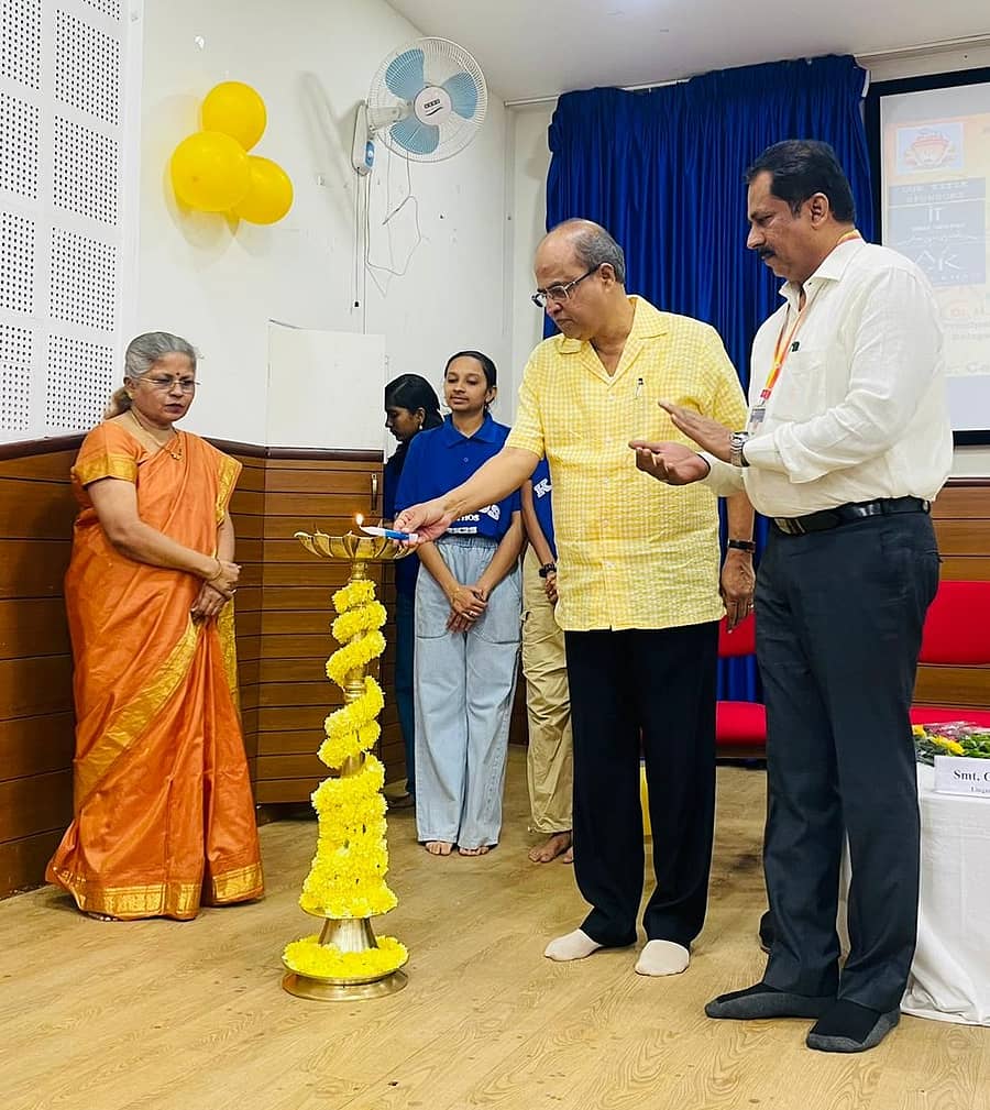 ಬೆಳಗಾವಿಯ ಲಿಂಗರಾಜ ಪಿಯು ಕಾಲೇಜಿನಲ್ಲಿ ಆಯೋಜಿಸಿದ್ದ ಸಾಂಸ್ಕೃತಿಕ ಉತ್ಸವವನ್ನು ಮಹಾಂತೇಶ ಕವಟಗಿಮಠ ಉದ್ಘಾಟಿಸಿದರು