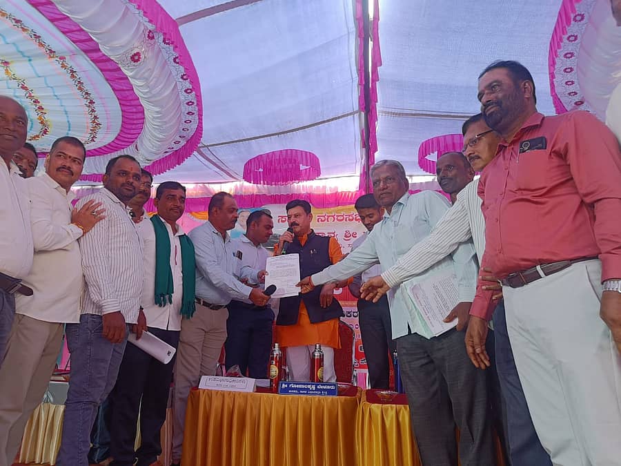 ಸಾಗರದಲ್ಲಿ ಗುರುವಾರ ನಡೆದ ಜನಸಂಪರ್ಕ ಸಭೆಯಲ್ಲಿ ಶಾಸಕ ಗೋಪಾಲಕೃಷ್ಣ ಬೇಳೂರು ಸಾಗರ ಜಿಲ್ಲಾ ಹೋರಾಟ ಸಮಿತಿ ಪ್ರಮುಖರಿಂದ ಅಹವಾಲು ಸ್ವೀಕರಿಸಿದರು