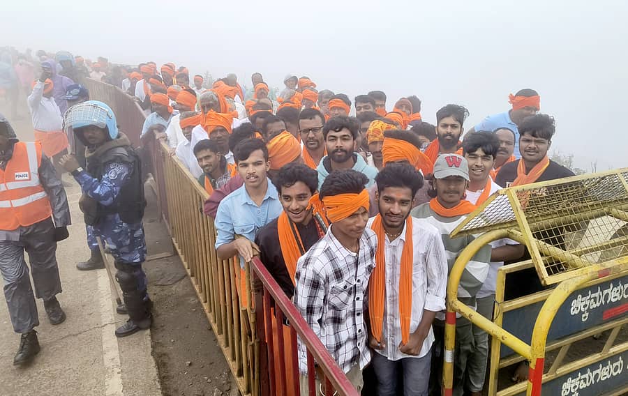 ದತ್ತ ಪಾದುಕೆ ದರ್ಶನಕ್ಕೆ ಸಾಲಿನಲ್ಲಿ ನಿಂತಿರುವ ಭಕ್ತರು