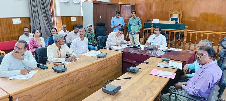 ಮಂಡ್ಯ ಜಿಲ್ಲಾಧಿಕಾರಿ ಕಚೇರಿಯಲ್ಲಿ ಕೌಶಲಾಭಿವೃದ್ಧಿ, ಉದ್ಯಮಶೀಲತೆ ಮತ್ತು ಜೀವನೋಪಾಯ ಇಲಾಖೆ ವತಿಯಿಂದ ಗುರುವಾರ ಆಯೋಜಿಸಿದ್ದ ‘ಜಿಲ್ಲಾ ಕೌಶಲ ಸಮಿತಿ ಸಭೆ’ಯು ಜಿಲ್ಲಾಧಿಕಾರಿ ಕುಮಾರ ಅಧ್ಯಕ್ಷತೆಯಲ್ಲಿ ನಡೆಯಿತು  