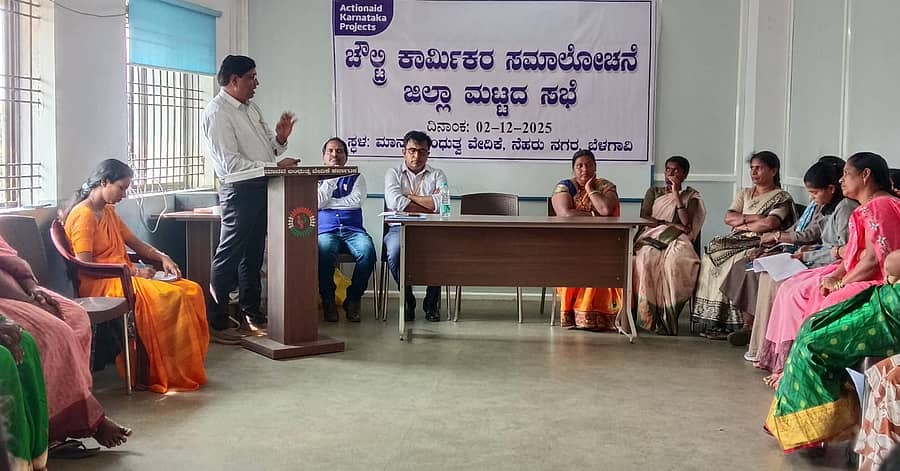 ಬೆಳಗಾವಿಯಲ್ಲಿ ಈಚೆಗೆ ನಡೆದ ಚೌಲ್ಟ್ರಿ ಕಾರ್ಮಿಕರ ಸಮಾಲೋಚನಾ ಜಿಲ್ಲಾ ಮಟ್ಟದ ಸಭೆಯಲ್ಲಿ ಮಲ್ಲಿಕಾರ್ಜುನ ಜೋಗುರ ಮಾತನಾಡಿದರು. ಸುಮನ್, ಅನುಸೂಯಾ, ರಾಜೇಶ್ ಜಾಧವ್, ಕೀರ್ತಿ ಇತರರು ಪಾಲ್ಗೊಂಡರು