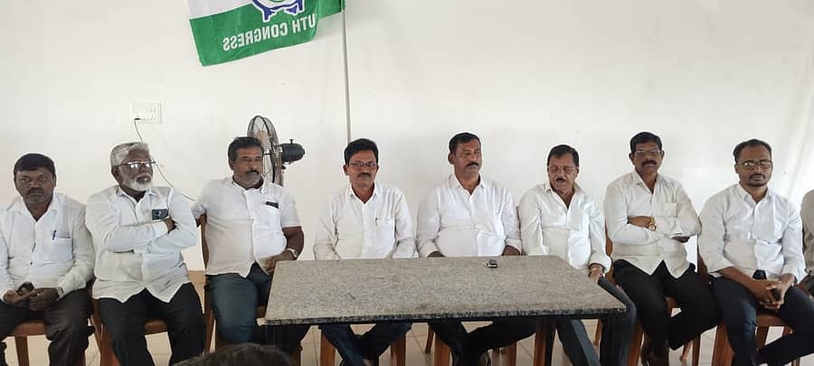 ಸೊರಬ ಪಟ್ಟಣದ ಬಂಗಾರಧಾಮದಲ್ಲಿ ಬ್ಲಾಕ್ ಕಾಂಗ್ರೆಸ್ ಸಮಿತಿ ವತಿಯಿಂದ ಸಭೆ ನಡೆಯಿತು