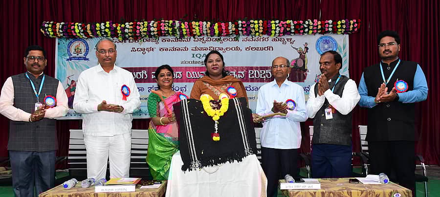 ಕಲಬುರಗಿಯ ವಿಶ್ವೇಶ್ವರಯ್ಯ ಭವನದಲ್ಲಿ ಗುರುವಾರ ಹಮ್ಮಿಕೊಂಡ ಕಾನೂನು ಮಹಾವಿದ್ಯಾಲಯಗಳ ಕಲಬುರಗಿ ವಲಯದ ಯುವಜನೋತ್ಸವ–2025 ಕಾರ್ಯಕ್ರಮವನ್ನು ರಂಗಾಯಣ ನಿರ್ದೇಶಕಿ ಸುಜಾತಾ ಜಂಗಮಶೆಟ್ಟಿ, ಮೇಯರ್ ವರ್ಷಾ ರಾಜೀವ ಜಾನೆ ಡೊಳ್ಳು ಬಾರಿಸುವ ಮೂಲಕ ಉದ್ಘಾಟಿಸಿದರು