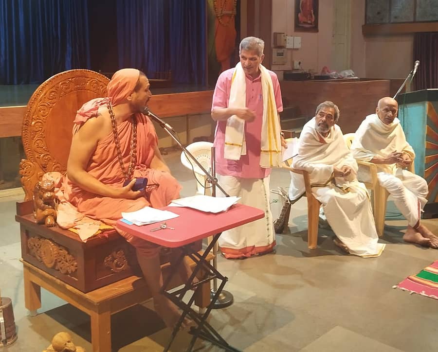 ಶಿರಸಿಯ ಸ್ವರ್ಣವಲ್ಲೀ ಮಠದಲ್ಲಿ ಗುರುವಾರ ಜರುಗಿದ ಬೇಡ್ತಿ-ಅಘನಾಶಿನಿ ಕೊಳ್ಳ ಸಂರಕ್ಷಣಾ ಸಮಿತಿ ಸಭೆಯಲ್ಲಿ ಗಂಗಾಧರೇಂದ್ರ ಸರಸ್ವತೀ ಸ್ವಾಮೀಜಿ ಮಾತನಾಡಿದರು 