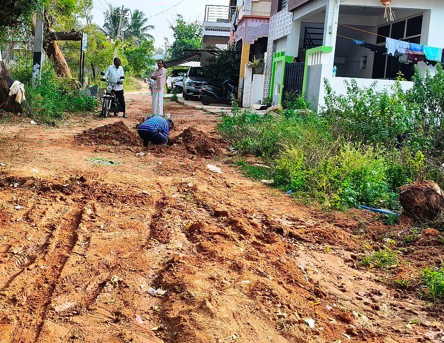 5ಕೆಟಿಆರ್1: ಕೊಟ್ಟೂರು ಬಸವೇಶ್ವರ ಬಡಾವಣೆಯ ಮೂಲ ಸೌಕರ್ಯ ಕಾಣದ ರಸ್ತೆ.