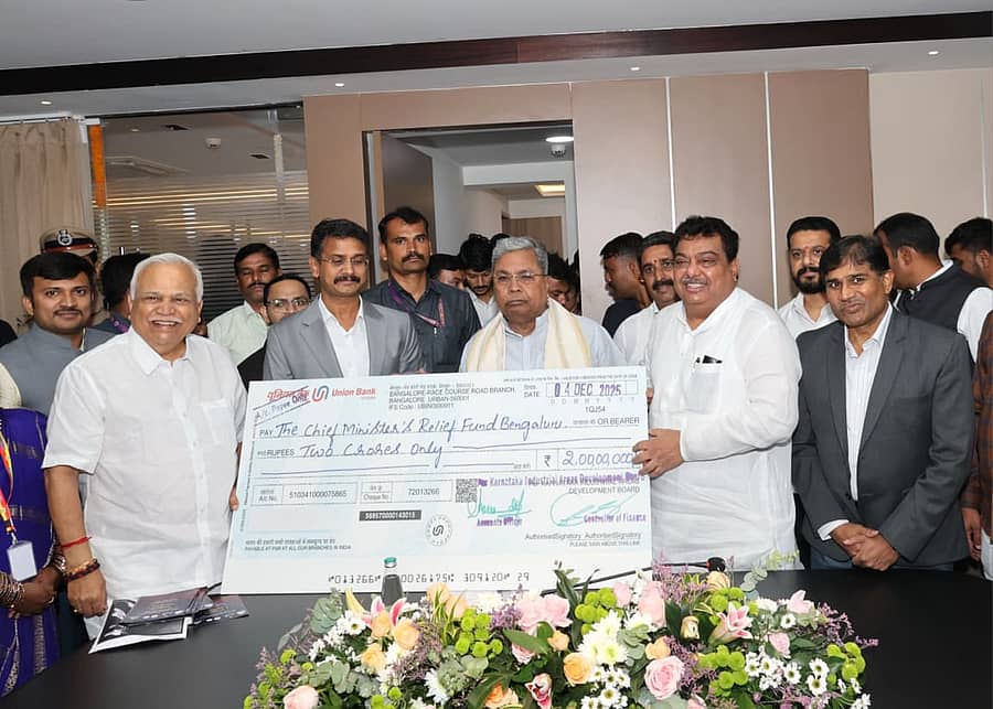 ಮುಖ್ಯಮಂತ್ರಿ ಅವರ ಪರಿಹಾರ ನಿಧಿಗೆ ಕೆಐಎಡಿಬಿಯ ₹2 ಕೋಟಿ ಲಾಭಾಂಶದ ಚೆಕ್‌ ಅನ್ನು ಸಿದ್ದರಾಮಯ್ಯ ಅವರಿಗೆ ಎಂ.ಬಿ.ಪಾಟೀಲ ಹಸ್ತಾಂತರಿಸಿದರು