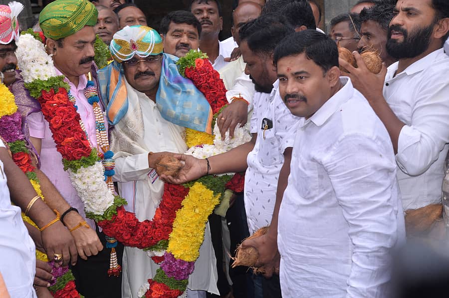 ಕೋಲಾರದಲ್ಲಿ ಶುಕ್ರವಾರ ಕೋಲಾರಮ್ಮ ದೇಗುಲದಲ್ಲಿ ಪೂಜೆ ಸಲ್ಲಿಸಿದ ಶಾಸಕ ಎಸ್.ಎನ್.ನಾರಾಯಣಸ್ವಾಮಿ ಅವರನ್ನು ಕಾರ್ಯಕರ್ತರು, ಮುಖಂಡರು ಸನ್ಮಾನಿಸಿದರು