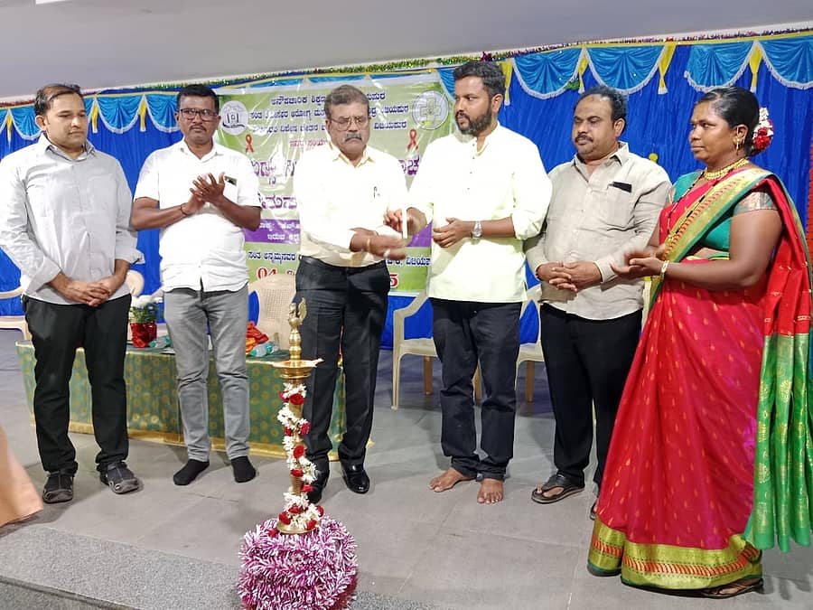 ವಿಜಯಪುರದಲ್ಲಿ ಏಡ್ಸ್ ರೋಗ ನಿಯಂತ್ರಣಕ್ಕಾಗಿ ಅನೌಪಚಾರಿಕ ಶಿಕ್ಷಣ ಸಂಸ್ಥೆ, ಜಿಲ್ಲಾ ಏಡ್ಸ್ ಮತ್ತು ಕ್ಷಯರೋಗ ನಿಯಂತ್ರಣ ಘಟಕದ ಸಹಯೋಗದಲ್ಲಿ ಆಯೋಜಿಸಲಾಗಿದ್ದ ಜಾಗೃತಿ ಕಾರ್ಯಕ್ರಮವನ್ನು ಡಾ.ಮಲ್ಲನಗೌಡ ಬಿರಾದಾರ ಉದ್ಘಾಟಿಸಿದರು