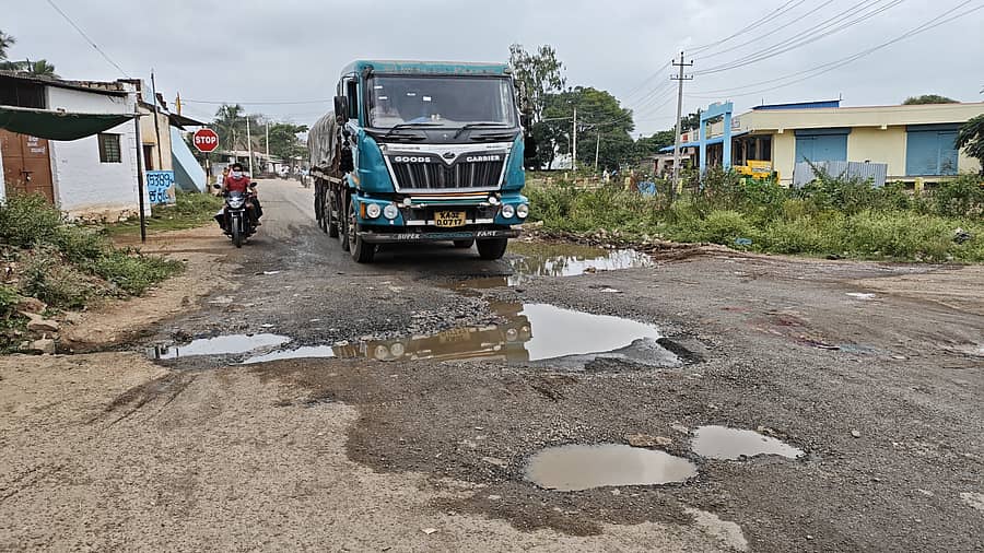 ಮುಖ್ಯ ರಸ್ತೆಯ ಗುಂಡಿಯಲ್ಲಿ ಕೊಳಚೆ ನೀರು ತುಂಬಿಕೊಂಡಿರುವುದು.