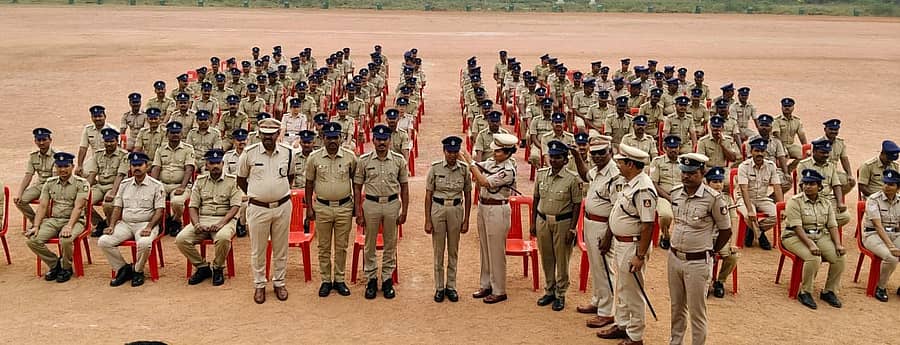 ಹೊಸಪೇಟೆಯ ಡಿಎಆರ್ ಪೊಲೀಸ್ ಪರೇಡ್ ಮೈದಾನದಲ್ಲಿ ಶುಕ್ರವಾರ ಎಸ್ಪಿ ಎಸ್.ಜಾಹ್ನವಿ ಅವರು ಪೊಲೀಸ್ ಸಿಬ್ಬಂದಿಗೆ ಪೀಕ್ ಕ್ಯಾಪ್ ತೊಡಿಸಿದರು –ಪ್ರಜಾವಾಣಿ ಚಿತ್ರ
