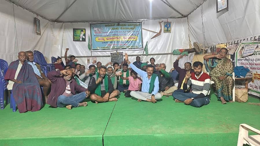 ಆನೇಕಲ್ ತಾಲ್ಲೂಕಿನ ಮುತ್ತಾನಲ್ಲೂರು ಗ್ರಾಮದಲ್ಲಿ ಕೆಐಎಡಿಬಿ ಭೂಸ್ವಾಧೀನ ವಿರೋಧಿಸಿ ರೈತರು ಕೊರೆಯುವ ಚಳಿಯ ನಡುವೆಯೂ ಅಹೋರಾತ್ರಿ ಪ್ರತಿಭಟನೆ ನಡೆಸಿದರು