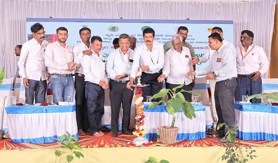 ಸಿಂಧನೂರಿನ ಜೈನ್ ಕಲ್ಯಾಣ ಮಂಟಪದಲ್ಲಿ ಕೃಷಿ ಇಲಾಖೆ ಮತ್ತು ಕರ್ನಾಟಕ ಸಹಕಾರಿ ಎಣ್ಣೆ ಬೀಜ ಬೆಳೆಗಾರರ ಮಹಾಮಂಡಳಿ ಸಹಯೋಗದಲ್ಲಿ ಎನ್ಎಂಇಒಎಸ್ ಯೋಜನೆಯಡಿ ಶುಕ್ರವಾರ ಹಮ್ಮಿಕೊಂಡಿದ್ದ ರೈತರಿಗೆ ಜಿಲ್ಲಾಮಟ್ಟದ ಕಾರ್ಯಾಗಾರವನ್ನು ಕೆಒಎಫ್ ವ್ಯವಸ್ಥಾಪಕ ನಿರ್ದೇಶಕ ಗೋಪಾಲ ಎಚ್.ಎಸ್. ಉದ್ಘಾಟಿಸಿದರು