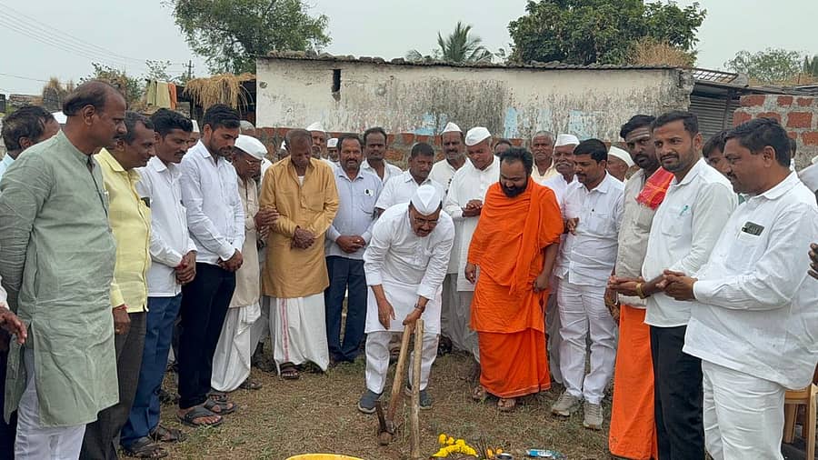 ಆಳಂದ ತಾಲ್ಲೂಕಿನ ಎಲೆನಾವದಗಿ ಗ್ರಾಮದಲ್ಲಿ ಸಿದ್ದಲಿಂಗ ಹಿರೇಮಠದ ಸಮುದಾಯ ಭವನ ನಿರ್ಮಾಣ ಕಾಮಗಾರಿಗೆ ಶಾಸಕ ಬಿ.ಆರ್. ಪಾಟೀಲ ಭೂಮಿಪೂಜೆ ನೆರವೇರಿಸಿದರು