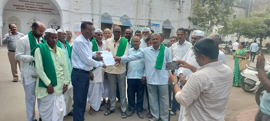 ವಿಜಯಪುರದಲ್ಲಿ ಅಖಂಡ ಕರ್ನಾಟಕ ರೈತ ಸಂಘದ ಪದಾಧಿಕಾರಿಗಳು ಧರಣಿ ನಡೆಸಿ ಜಿಲ್ಲಾಡಳಿತಕ್ಕೆ ಮನವಿ ಸಲ್ಲಿಸಿದರು