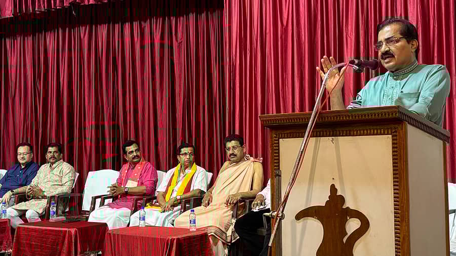 ಪೂರ್ವಭಾವಿ ಸಭೆಯಲ್ಲಿ ಡಾ.ಎಂ.ಮೋಹನ ಆಳ್ವ ಮಾತನಾಡಿದರು