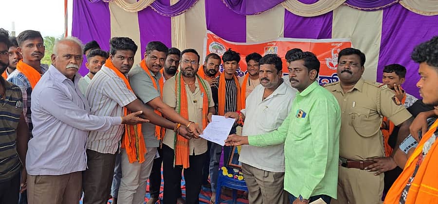 ಗಜೇಂದ್ರಗಡ ಸಮೀಪದ ಚಿಲ್‌ಝರಿ ಗ್ರಾಮದ ಹೊರವಲಯದಲ್ಲಿರುವ ಹೋಲಿ ಫ್ಯಾಮಿಲಿ (ಬೆಲ್ತಾನಿ) ಶಾಲೆಯ ಬಳಿ ಚರ್ಚ್‌ ನಿರ್ಮಾಣ ಹಾಗೂ ಕ್ರೈಸ್ತ ಪ್ರಾರ್ಥನಾ ಚಟುವಟಿಕೆಗಳಿಗೆ ಕಡಿವಾಣ ಹಾಕುವಂತೆ ಒತ್ತಾಯಿಸಿ ವಿಶ್ವಹಿಂದೂ ಪರಿಷದ್‌, ಭಜರಂಗದಳ ಕಾರ್ಯಕರ್ತರು ರಾಮಾಪುರ ಗ್ರಾಮ ಪಂಚಾಯಿತಿ ಎದುರು ಪ್ರತಿಭಟನೆ ನಡೆಸಿ ಪಿಡಿಒ ಬಿ.ಎನ್.ಇಟಗಿಮಠ ಅವರಿಗೆ ಮನವಿ ಸಲ್ಲಿಸಿದರು