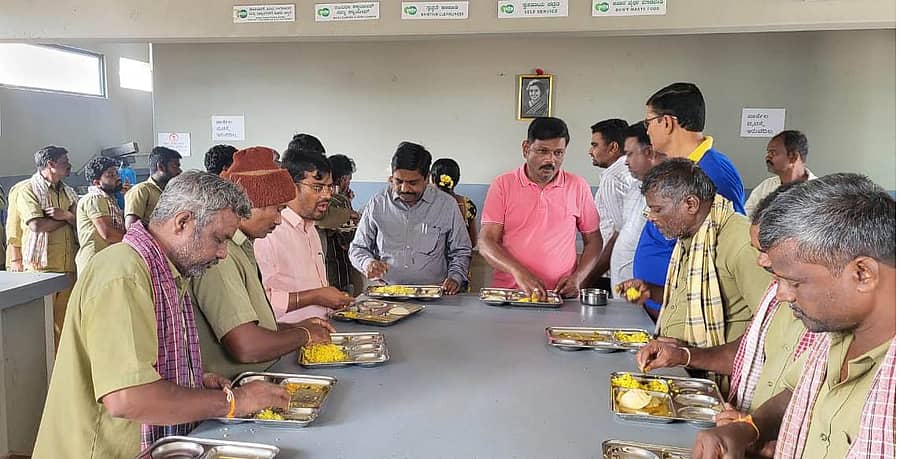 ಲಕ್ಷ್ಮೇಶ್ವರದ ಇಂದಿರಾ ಕ್ಯಾಂಟೀನ್‍ನಲ್ಲಿ ಶಾಸಕ ಡಾ.ಚಂದ್ರು ಲಮಾಣಿ ಶುಕ್ರವಾರ ಪೌರ ಕಾರ್ಮಿಕರೊಂದಿಗೆ ಬೆಳಗಿನ ಉಪಾಹಾರ ಸೇವಿಸಿದರು