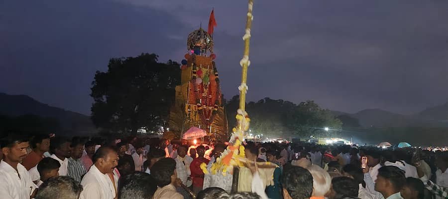 ಸುರಪುರ ತಾಲ್ಲೂಕಿನ ರುಕ್ಮಾಪುರ ಗ್ರಾಮದ ಕೊಟ್ಟೂರು ಬಸವೇಶ್ವರ ರಥೋತ್ಸವಕ್ಕೆ ನೂರಾರು ಭಕ್ತರು ಸಾಕ್ಷಿಯಾದರು