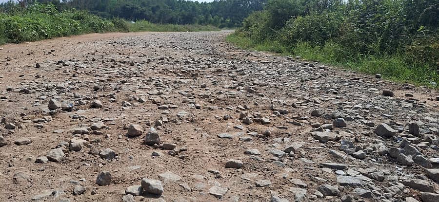 ಮುಳಬಾಗಿಲು ತಾಲ್ಲೂಕಿನ ಯಳಗೊಂಡಹಳ್ಳಿ ಹಾಗೂ ಮಿಣಜೇನಹಳ್ಳಿ ಮಾರ್ಗದ ರಸ್ತೆಯ ಸ್ಥಿತಿ