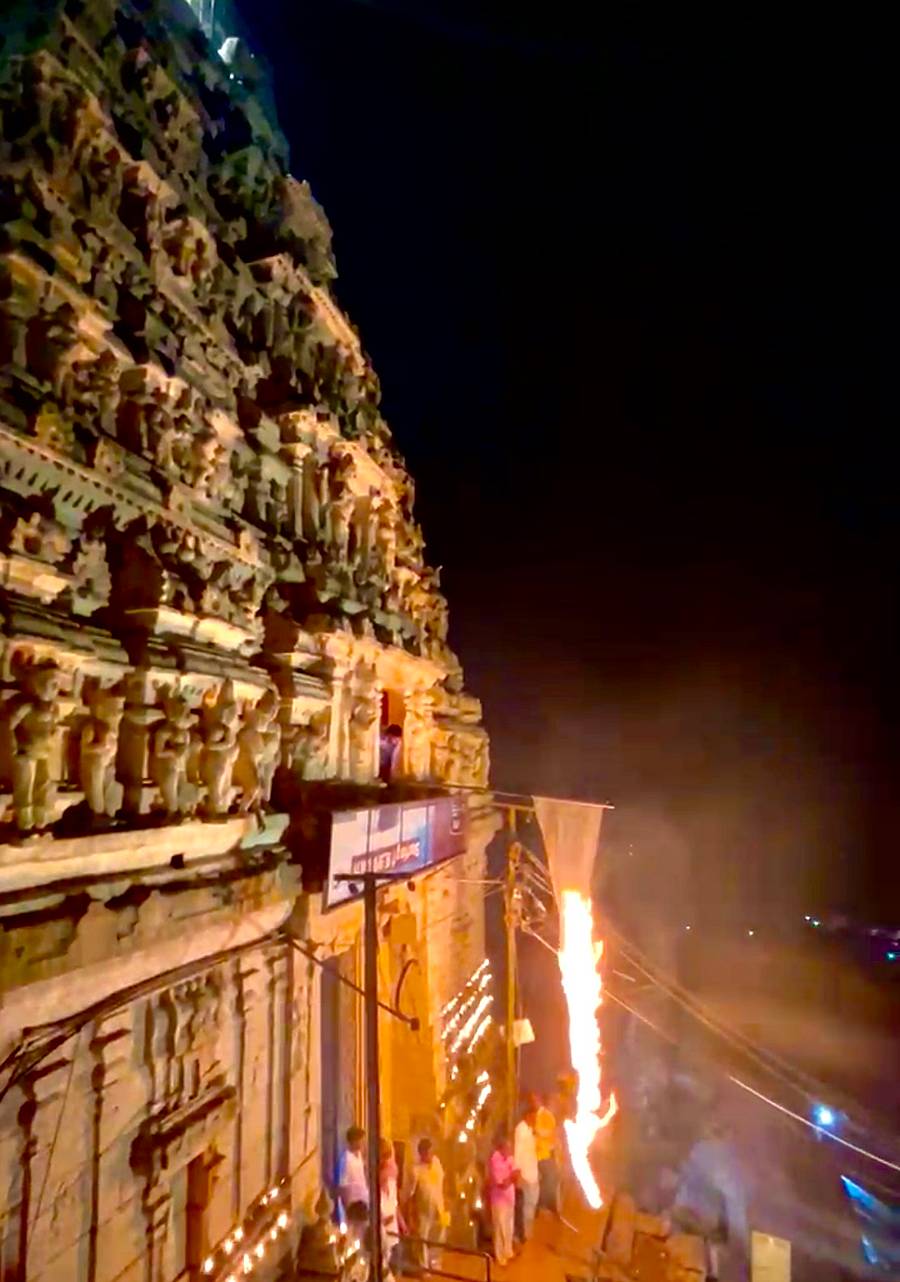 ಮೇಲುಕೋಟೆ ಯೋಗಾನರಸಿಂಹ ಸ್ವಾಮಿ ಬೆಟ್ಟದಲ್ಲಿ ಕೃತಿಕೋತ್ಸವ ವೈಭವದಿಂದ ಜರುಗಿತು