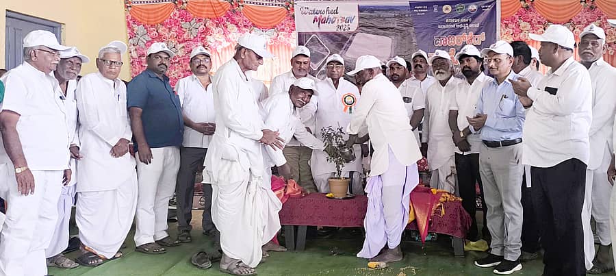ಅಫಜಲಪುರ ತಾಲ್ಲೂಕಿನ ಮಣ್ಣೂರ ಗ್ರಾಮದಲ್ಲಿ ಹಮ್ಮಿಕೊಂಡಿದ್ದ ಜಲಾನಯನ (ವಾಟರ್ ಶೆಡ್) ಮಹೋತ್ಸವ ಕಾರ್ಯಕ್ರಮವನ್ನು ಶಾಸಕ ಎಂ.ವೈ. ಪಾಟೀಲ ಉದ್ಘಾಟಿಸಿದರು