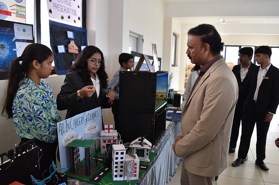 ಹುಬ್ಬಳ್ಳಿಯ ಕೆಎಲ್ಇ ಬಿಬಿಎ ಕಾಲೇಜಿನಲ್ಲಿ ಹಮ್ಮಿಕೊಂಡಿದ್ದ ‘ಎಐ ಕನೆಕ್ಟ್’ ಪ್ರದರ್ಶನದಲ್ಲಿ ವಿದ್ಯಾರ್ಥಿಗಳು ತಾವು ತಯಾರಿಸಿದ ಕೃತಕ ಬುದ್ಧಿಮತ್ತೆ ಮಾದರಿಗಳ ಕುರಿತು ವಿವರಿಸಿದರು