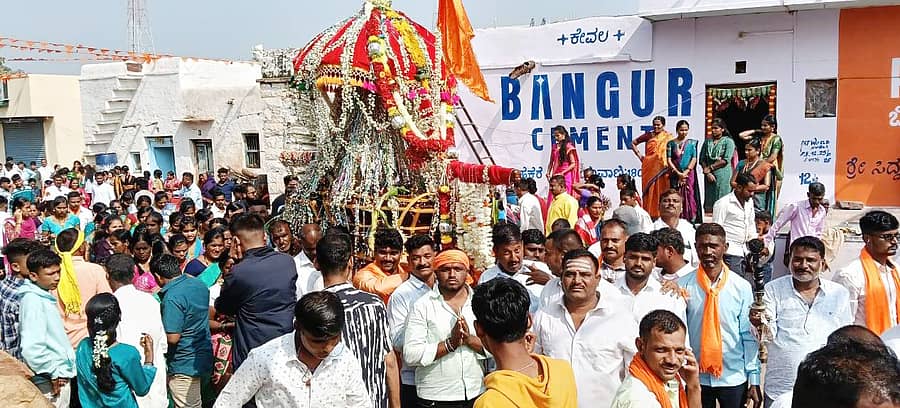 ಶಿರೂರಿನಲ್ಲಿ ಶನಿವಾರ ಲಿಂ.ಸಿದ್ಧಲಿಂಗ ಶ್ರೀಗಳ ಪಲ್ಲಕ್ಕಿ ಉತ್ಸವ ಜರುಗಿತು