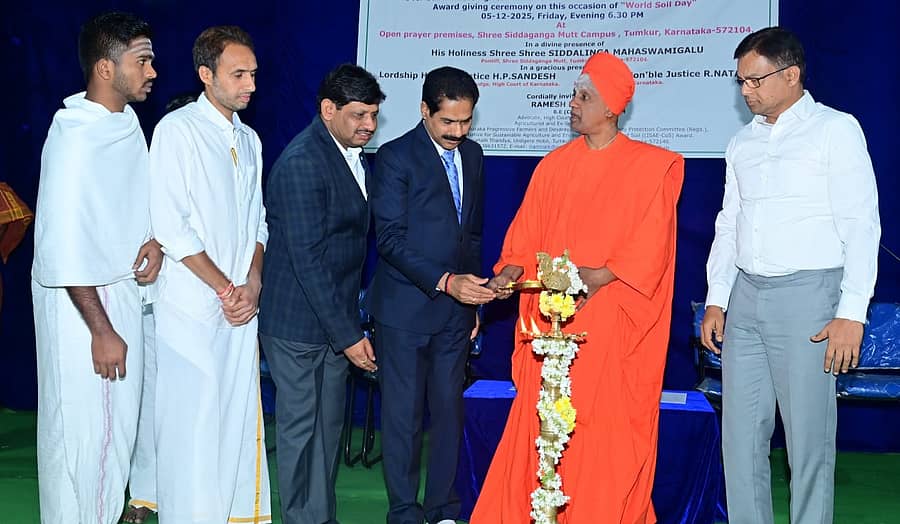 ತುಮಕೂರಿನ ಸಿದ್ಧಗಂಗಾ ಮಠದಲ್ಲಿ ಶುಕ್ರವಾರ ವಿಶ್ವ ಮಣ್ಣು ದಿನ ಆಚರಿಸಲಾಯಿತು. ಹೈಕೋರ್ಟ್ ನ್ಯಾಯಮೂರ್ತಿಗಳಾದ ಎಚ್.ಪಿ.ಸಂದೇಶ್, ಆರ್.ನಟರಾಜ್, ಸಿದ್ಧಗಂಗಾ ಮಠದ ಸಿದ್ಧಲಿಂಗ ಸ್ವಾಮೀಜಿ, ವಕೀಲರಾದ ಎ.ಪಿ.ರಂಗನಾಥ್, ಎಲ್.ರಮೇಶ್ ನಾಯಕ್ ಇತರರು ಹಾಜರಿದ್ದರು
