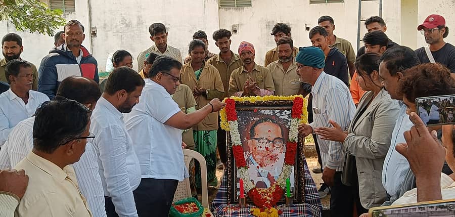 <div class="paragraphs"><p>ರಾಮನಗರ ನಗರಸಭೆ ವತಿಯಿಂದ ಆಗಾ ಬಡಾವಣೆಯಲ್ಲಿ ಹಮ್ಮಿಕೊಂಡಿದ್ದ ಡಾ. ಬಿ. ಆರ್. ಅಂಬೇಡ್ಕರ್ ಪರಿನಿಬ್ಬಾಣ ದಿನದ ಕಾರ್ಯಕ್ರಮದಲ್ಲಿ ಅಧ್ಯಕ್ಷ ಕೆ. ಶೇಷಾದ್ರಿ ಶಶಿ ಅವರು ಅಂಬೇಡ್ಕರ್ ಭಾವಚಿತ್ರಕ್ಕೆ ಪುಷ್ಪನಮನ ಸಲ್ಲಿಸುವ ಮೂಲಕ, ಸ್ವಚ್ಛತಾ ಅಭಿಯಾನಕ್ಕೆ ಚಾಲನೆ ನೀಡಿದರು. </p></div>