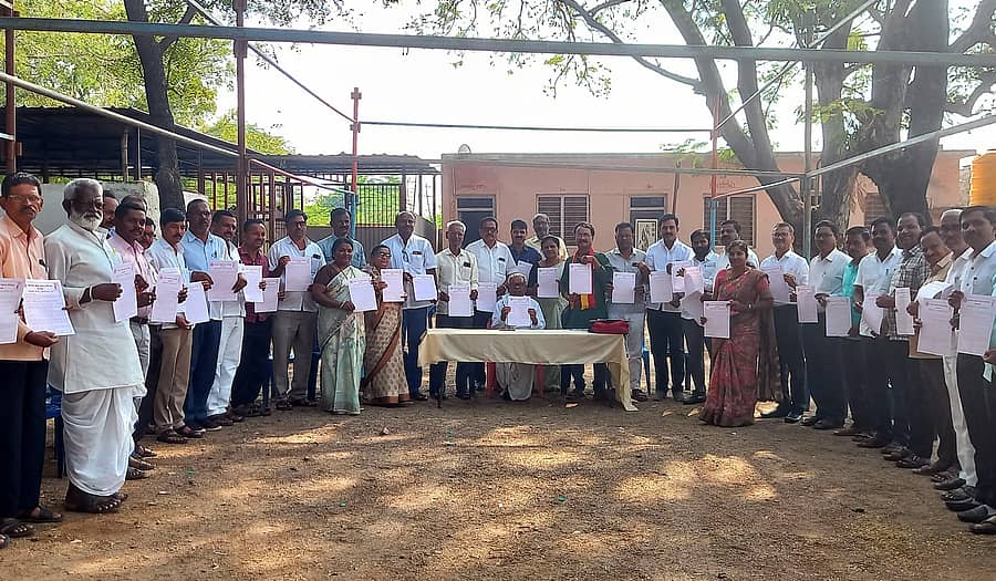 ಹುಣಸಗಿ ಪಟ್ಟಣದ ಯುಕೆಪಿ ಕ್ಯಾಂಪಿನ ನೀಲಕಂಠೇಶ್ವರ ದೇವಸ್ಥಾನ ಆವರಣದಲ್ಲಿ ನಡೆದ ಸಭೆಯಲ್ಲಿ ಜಿಪಂ ಮಾಜಿ ಸದಸ್ಯ ನಾಗಣ್ಣ ಸಾಹು ದಂಡಿನ್ ಸೇರಿದಂತೆ ಇತರರು ಕಸಾಪ ತಾಲ್ಲೂಕು ಸಮ್ಮೇಳನದ ಕರಪತ್ರ ಬಿಡುಗಡೆ ಮಾಡಿದರು