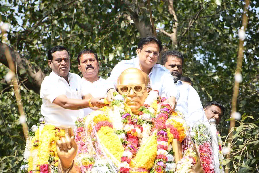 ಮಹಾ ಪರಿನಿರ್ವಾಣ ದಿನದ ಅಂಗವಾಗಿ ಕಲಬುರಗಿಯಲ್ಲಿರುವ ಅಂಬೇಡ್ಕರ್ ಪುತ್ಥಳಿಗೆ ಕೆಕೆಆರ್ಡಿಬಿ ಅಧ್ಯಕ್ಷರೂ ಆದ ಶಾಸಕ ಅಜಯ್ ಸಿಂಗ್ ಮಾಲಾರ್ಪಣೆ ಮಾಡಿದರು. ಉದಯ ಬಿ. ಪಾಟೀಲ, ಶರಣು ಭೂಸನೂರ, ಸತೀಶ ಸಾಹು, ನೀಲಕಂಠ ಅವಂಟಿ ಇದ್ದರು