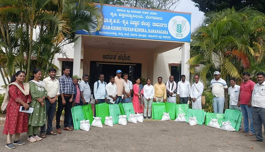 ಮಾಗಡಿ ತಾಲ್ಲೂಕಿನ ಚಂದೂರಾಯನಹಳ್ಳಿ ಕೃಷಿ ವಿಜ್ಞಾನ ಕೇಂದ್ರದಲ್ಲಿ ವಿಶ್ವ ಮಣ್ಣು ದಿನದ ಅಂಗವಾಗಿ ಜಿಲ್ಲೆಯ ಆಯ್ದ 30 ರೈತರಿಗೆ ಎರೆಹುಳು ಮತ್ತು ವರ್ಮಿಬ್ಯಾಗ್ ವಿತರಣೆ ಮಾಡಲಾಯಿತು