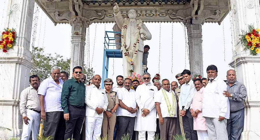 ಮೈಸೂರಿನಲ್ಲಿ ಅಂಬೇಡ್ಕರ್ ಮಹಾಪರಿನಿರ್ವಾಣ ದಿನದ ಅಂಗವಾಗಿ ಅವರ ಪ್ರತಿಮೆಗೆ ಜಿಲ್ಲಾಡಳಿತದಿಂದ ಮಾಲಾರ್ಪಣೆ ಮಾಡಲಾಯಿತು. ಜನಪ್ರತಿನಿಧಿಗಳು, ಮುಖಂಡರು ಹಾಗೂ ಅಧಿಕಾರಿಗಳು ಪಾಲ್ಗೊಂಡಿದ್ದರು