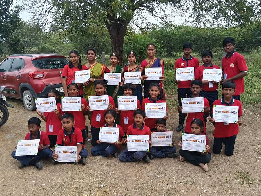 ಯರಗೋಳ ವ್ಯಾಪ್ತಿಯ ಬಂದಳ್ಳಿ ಸಹಾಜ್ ಕಿಡ್ಸ್ ಅಕಾಡೆಮಿ ಶಾಲೆಯಲ್ಲಿ ನಡೆದ ಪ್ರತಿಭಾ ಕಾರಂಜಿ ಸ್ಪರ್ಧೆಯಲ್ಲಿ ವಿವಿಧ ಸ್ಪರ್ಧೆಗಳಲ್ಲಿ ವಿಜೇತರಾದ ಸಹಾಜ್ ಕಿಡ್ಸ್ ಅಕಾಡೆಮಿಯ ಪ್ರಶಸ್ತಿ ಪಡೆದ ವಿದ್ಯಾರ್ಥಿಗಳು