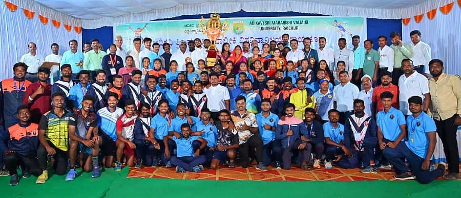 ಆದಿಕವಿ ಶ್ರೀ ಮಹರ್ಷಿ ವಾಲ್ಮೀಕಿ ವಿಶ್ವವಿದ್ಯಾನಿಲಯದ 2025-26 ನೇ ಸಾಲೀನ ತೃತೀಯ ಅಂತರ ಮಹಾವಿದ್ಯಾಲಯಗಳ (ಪುರುಷ ಮತ್ತು ಮಹಿಳಾ) ಅಥ್ಲೆಟಿಕ್ ಕ್ರೀಡಾಕೂಟದಲ್ಲಿ ಪ್ರಶಸ್ತಿ ಗೆದ್ದ ಕ್ರೀಡಾಪಟುಗಳು