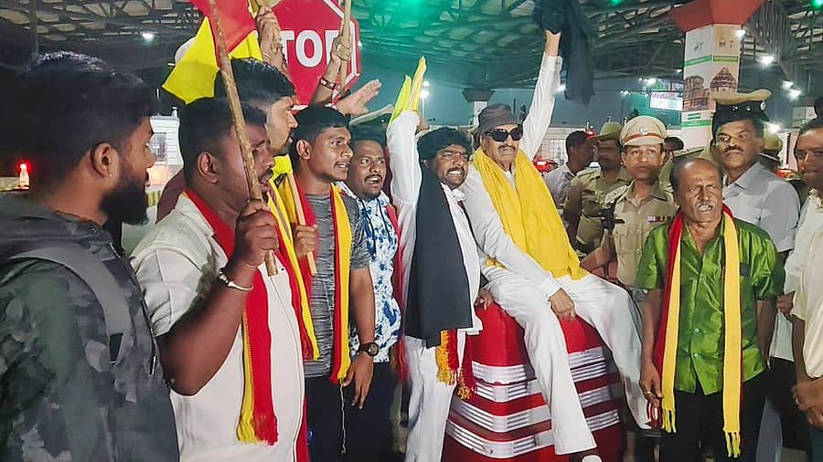 ದೇವನಹಳ್ಳಿ ತಾಲೂಕಿನ ಸಾದಹಳ್ಳಿ ಗೇಟ್ ಬಳಿ ವಾಟಾಳ್ ನಾಗರಾಜ್ ಪ್ರತಿಭಟನೆ ನಡೆಸಿದರು