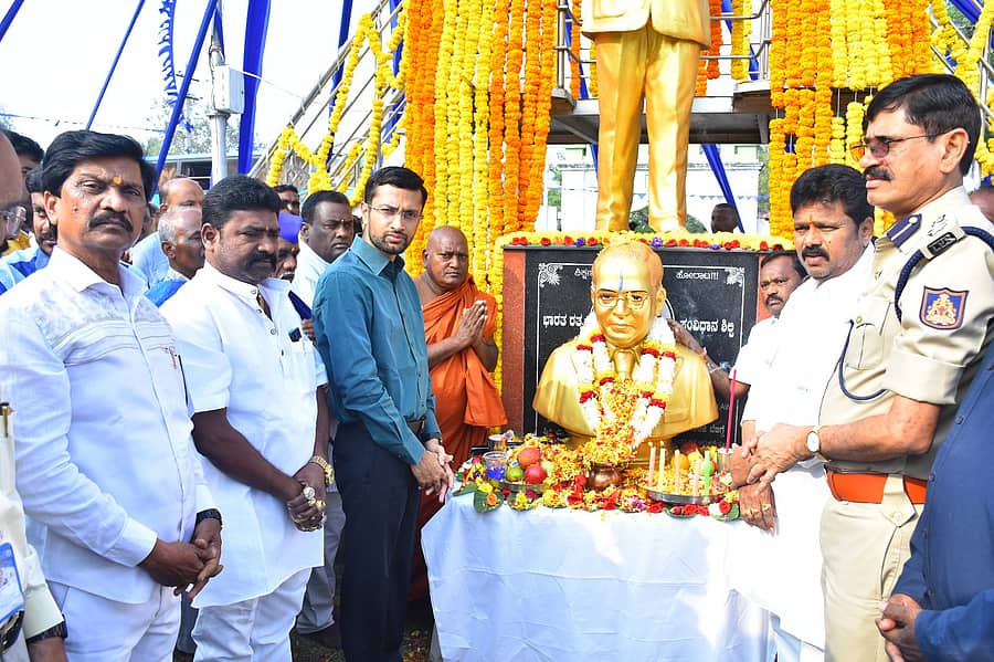 ರಾಯಚೂರಿನ ಡಾ.ಅಂಬೇಡ್ಕರ್ ವೃತ್ತದಲ್ಲಿ ಶನಿವಾರ ನಡೆದ ಕಾರ್ಯಕ್ರಮದಲ್ಲಿ ಬಾಬಾಸಾಹೇಬರ ಪುತ್ಥಳಿಗೆ ಕರ್ನಾಟಕ ಪರಿಶಿಷ್ಟ ಪಂಗಡಗಳ ಅಭಿವೃದ್ಧಿ ನಿಗಮದ ಅಧ್ಯಕ್ಷ ಬಸನಗೌಡ ದದ್ದಲ್, ಜಿಲ್ಲಾಧಿಕಾರಿ ನಿತೀಶ್, ಜಿಲ್ಲಾ ಪೊಲೀಸ್ ವರಿಷ್ಠಾಧಿಕಾರಿ ಪುಟ್ಟಮಾದಯ್ಯ ಹಾಗೂ ಅಧಿಕಾರಿಗಳು ಪುಷ್ಪ ನಮನ ಸಲ್ಲಿಸಿದರು