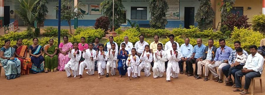 ರಾಜ್ಯ ಮಟ್ಟದ ಕಟಾಟೆ ಸ್ಪರ್ಧೆಯಲ್ಲಿ ವಿಜೇತರಾಗಿರುವ ಹೂವಿನಹಡಗಲಿ ತಾಲ್ಲೂಕು ಮಾಗಳ ಪಿಎಂಶ್ರೀ ಸಮಾಹಿಪ್ರಾ ಶಾಲೆಯ ವಿದ್ಯಾರ್ಥಿನಿಯರನ್ನು ಶಾಲೆಯಲ್ಲಿ ಅಭಿನಂದಿಸಲಾಯಿತು.