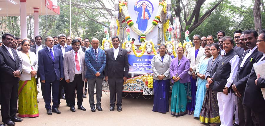 ಅಂಬೇಡ್ಕರ್‌ ಪರಿನಿರ್ವಾಣ ದಿನದ ಅಂಗವಾಗಿ ಚಿತ್ರದುರ್ಗದ ಜಿಲ್ಲಾ ನ್ಯಾಯಾಲಯದ ಆವರಣದಿಂದ ಆರಂಭಗೊಂಡ ಅಂಬೇಡ್ಕರ್‌ ಭಾವಚಿತ್ರ ಮೆರವಣಿಗೆಗೆ ಜಿಲ್ಲಾ ಪ್ರಧಾನ ಮತ್ತು ಸಿವಿಲ್‌ ನ್ಯಾಯಾಲಯದ ನ್ಯಾಯಾಧೀಶ ರೋಣ ವಾಸುದೇವ ಚಾಲನೆ ನೀಡಿದರು