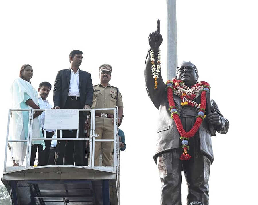 ಡಾ. ಬಿ.ಆರ್. ಅಂಬೇಡ್ಕರ್ ಮಹಾ ಪರಿನಿರ್ವಾಣ ದಿನಾಚರಣೆ ಪ್ರಯುಕ್ತ ವಿಜಯಪುರದ ಡಾ.ಬಿ.ಆರ್. ಅಂಬೇಡ್ಕರ ವೃತ್ತದಲ್ಲಿನ ಅಂಬೇಡ್ಕರ್ ಮೂರ್ತಿಗೆ ಜಿಲ್ಲಾಧಿಕಾರಿ ಡಾ.ಕೆ. ಆನಂದ ಮೊದಲಾದವರು ಪುಷ್ಪಾಂಜಲಿ, ಗೌರವ ನಮನ ಸಲ್ಲಿಸಿದರು